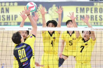 バレー天皇杯で珍事「まぁなんと！」　高校生も協力、熱戦中のほっこり時間が「優しい世界」