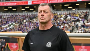 【J1】神戸が前広島・スキッべ氏の新監督就任を正式発表　三木谷浩史代表取締役会長と握手交わす