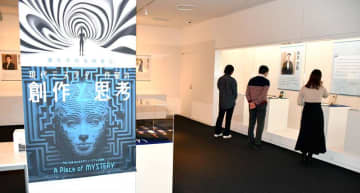 小説の魅力と“謎”の裏側に迫る　市川「現代ミステリー作家の創作と思考」展　伊坂幸太郎さんら作家23人の原稿や創作ノート107点