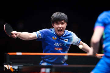 張本智和が掴んだ「中国トップ3への収穫」　“チキータ封印”で世界王者・王楚欽撃破　初タイトル奪取で弾みつけるエース