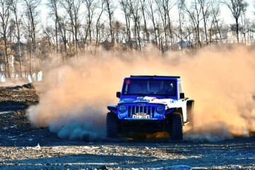 中国東北の町で熱気あふれる自動車レース　黒竜江省