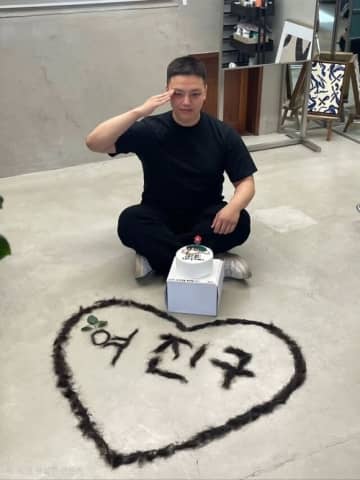 “明日入隊”ヨ・ジング、坊主頭を電撃公開！髪の毛で作ったハートのメッセージも