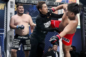 【BreakingDown】赤パンニキ、判定負けも…納得いかずレフェリー相手に大暴れ　父親も乱入でカオス状態に