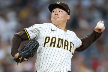 松井裕樹が投稿したモデル美人妻への感謝の“一枚”　 砂浜歩く仲良し夫婦ショットに反響「とっても嬉しそうな顔が…」