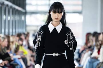 TOGA 2026年春夏コレクション - 平凡な服に宿る個性