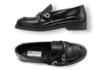 ジミー チュウ“バックル”きらめくベルト付きローファー、アイレットが並ぶスエードスリッパも