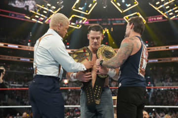 【ＷＷＥ】ジョン・シナ引退試合で壮絶に散る　グンターの裸絞めでタップアウトし「ありがとう…」