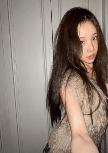 MOMOLAND ジュイ、美貌が際立つセルフショットを公開…スリムなウエストに釘付け