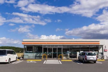 コンビニの鮭おにぎり、価格にネット衝撃「ついに…」　驚き続々「これはキツい…」「日本人を殺しに来てる」