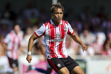 「まだプレーする時期ではないことを認めた」８月末以降は出番を得られず…日本期待の22歳MFの現状を英メディアが伝える。指揮官の考えは？「上手くいかない状況もある」