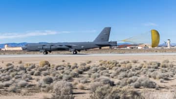 まだまだ使う！米空軍、新型レーダーに改修した「B-52爆撃機」を受領