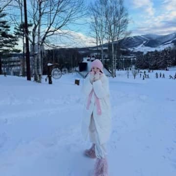 ピョ・イェジン、札幌での近況が話題！かまくらを満喫…可愛いらしいピンクコーデで笑顔（動画あり）