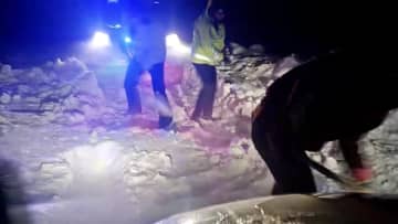 暴風雪で車が立ち往生、交通警察が緊急救援　新疆ジェミナイ県