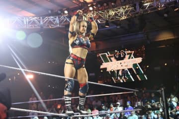 「痛々しい…」顔面負傷の“超筋肉”女子レスラー、素顔に残った生々しい傷跡を公開…ファン心配の声「再び這い上がるための傷だ」