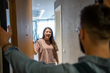 結婚30年、夫が妻を"お迎え"するときは毎回…「ゴールデンみたい」な姿に80万いいね「心が溶けました…」