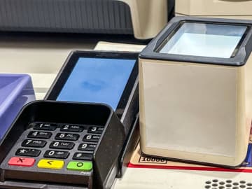 クレジットカード暗証番号入力必須化半年、飲食店の7割が「接客に影響あり」と本音