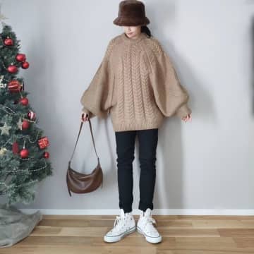 2025-26冬らしい黒スキニーコーデって？ 今っぽい着こなし方を徹底解説！