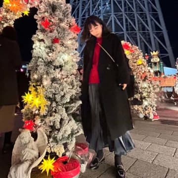 流行りの赤ニットはどう着る？ 冬コーデに取り入れる最旬バランスを解説♪