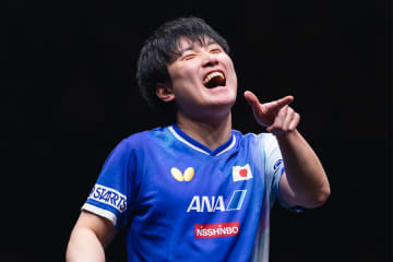 張本智和 ファイナルズ初制覇！4度目の正直でついに年間王者に！パリ五輪銀メダリストを破って優勝【卓球 WTTファイナルズ香港】