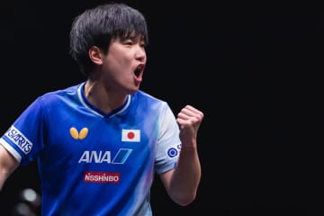 張本智和、日本勢初の年間王者！ “４度目の正直”で悲願成就「嬉しい気持ちと信じられない気持ち」 会場の「ハリモトー！」声援に英語で感謝【WTTファイナルズ香港】