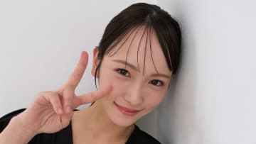 川栄李奈「クリスマスツリー出しました」おしゃれな部屋でのくつろぎショット公開!お団子ヘア&メガネのオフ感あふれる姿でリラックス