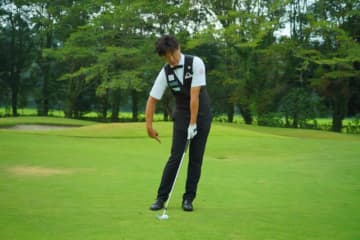 アプローチで上手く転がすコツは？「右ヒザを左ヒザに寄せると…」プロが解説