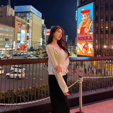 日本でもはち切れそうな魅力があらわに！韓国チアガール、すすきので見せた圧巻メリハリ美貌【PHOTO】