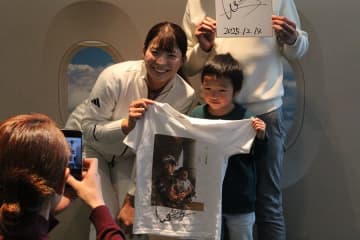 渋野日向子が仰天「ええー！」　6年前に抱っこした幼児と再会、Tシャツが物語る「愛される理由」