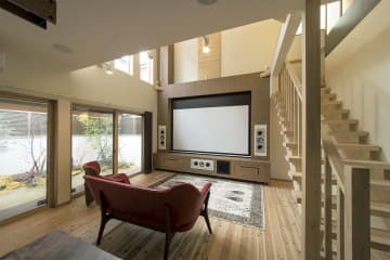美しさも利便性も妥協なし！ 木のぬくもり溢れるLDKにホームシアターをビルトイン
