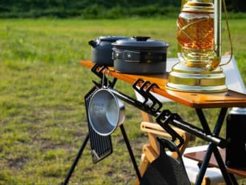 「超人気キャンプギアの今」ダイソー「激安ハンギングラック」2年使ってどうなった！？「正直レポ」