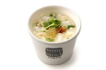 スープストックトーキョー、三浦半島で栽培した春の七草を使った「真鯛薫る七草粥」限定販売