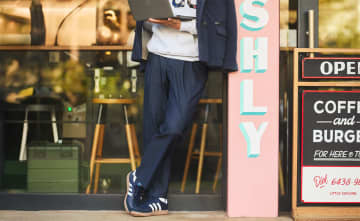 コースでも街でも ネイビーパンツで魅せる冬の大人コーデ