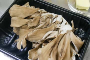 まいたけは“コレ”と一緒に焼くだけ　材料2つで完成する最高カリカリおつまみ