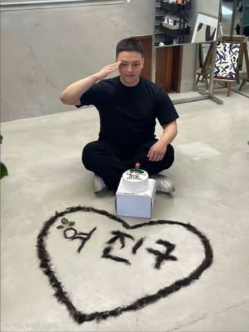 “丸刈り”姿も公開…子役出身の俳優ヨ・ジング、本日（15日）入隊！「より強く成熟して戻ってくる」