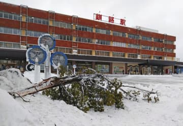 低気圧発達、天気大荒れに　暴風雪や高波に要警戒