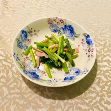 今が旬！新鮮なかぶの葉は「ごま油をまぶしてからレンチンで」サラダに〜