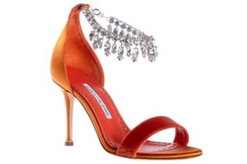 マノロ ブラニク“東ローマ帝国”着想シューズ、クリスタルフリンジ輝くミュール＆サンダル