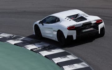 これぞフォリクラッセ（規格外）！ ランボルギーニの最新HPEV「テメラリオ」をクローズドコースで攻める