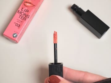 「忘年会の予定ある」って人 → 今すぐGET推奨ーー！ 落ちにくい【飲み会コスメ】見つけた♡