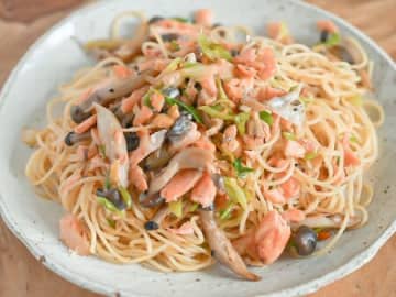 やみつきになるおいしさ！塩鮭としめじのポン酢パスタ
