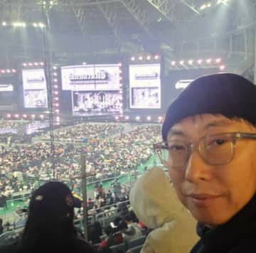 パク・ミョンス、G-DRAGON(BIGBANG)コンサート観覧認証ショット公開…相変わらずのG-DRAGON推し