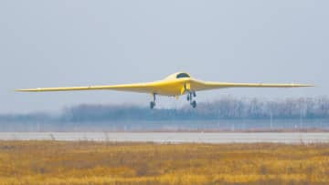 中国の新型高高度・高速・長時間滞空型無人機「彩虹-7」が初飛行に成功