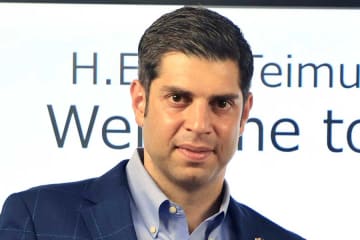 「一瞬目を離しただけで爆睡です」　ジョージア大使が日本の温泉と浴衣を絶賛→4.7万“いいね”　絵画のような娘の寝姿に反響