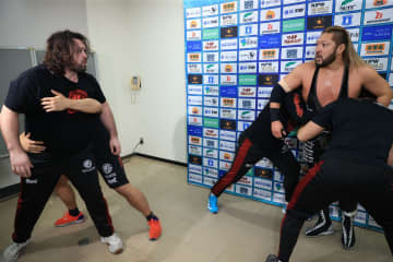 【新日本】YOH怒りの再試合要求でH.O.T.を粉砕、NEVER6人タッグV3達成！EVIL、ウルフアロンとバックステージまで大乱闘「東京ドームで覚えてろよ」