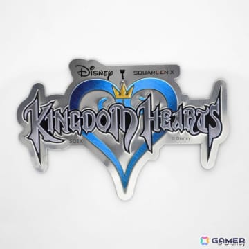 「キングダム ハーツ」シリーズよりロゴデザインのアルミマグネットやステンドグラスイラストのアクリルステッカーコレクションが登場！