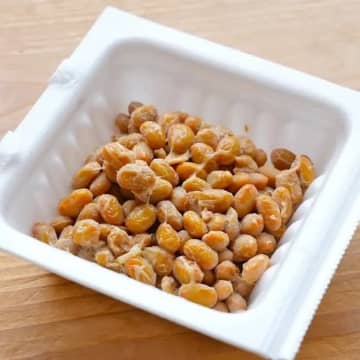 【60円の納豆がごちそう化！？】まだプレーンで食べてるの？家の調味料だけで劇的にうまくなる味変3選