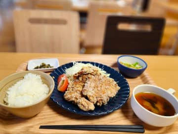町田市役所『～町田の台所～ キッチンパチパチ』の、どでか唐揚げランチ！地元の魅力を発信し続ける食堂へ