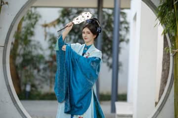 外国人観光客を引き付ける漢服文化　中国・浙江省西塘古鎮