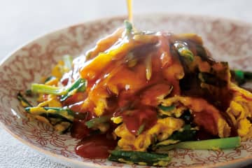 ポイントにするのがポイント！ 卵ふわふわの「カニかまニラ玉あんかけ」のレシピ