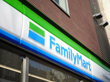 週刊コンビニエンスストアニュース　「ファミチキレッド」が「ファミマ大賞2025」を受賞